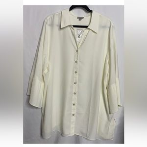 3/$30 NWT Avenue Size
22/24 Button Up Blouse 3/4
Pleated Kimono Style Sleeve